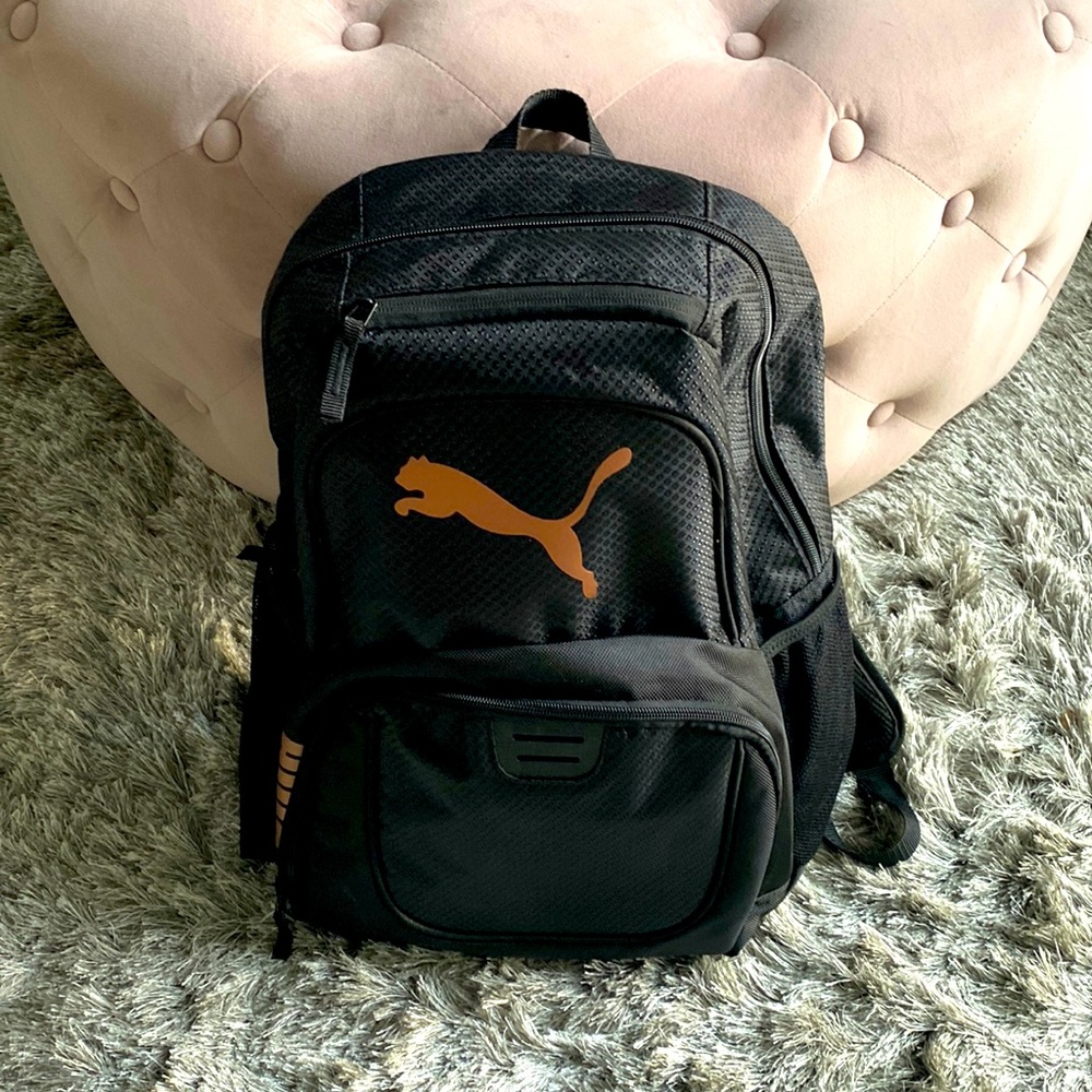 🐈‍⬛PUMA ROSE✨GOLD BACK PACK NWOT Never used✨✨👍🏼